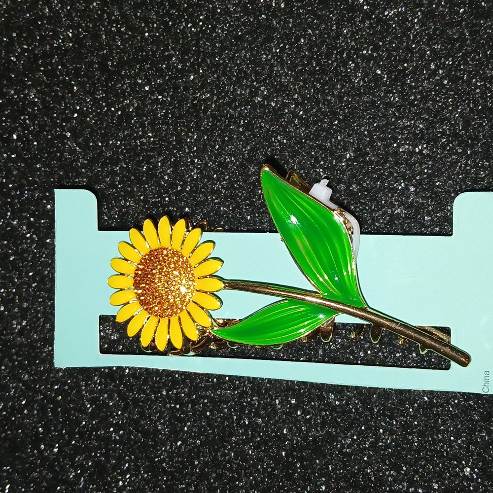 Piper K Sunflower Hair Clip with Green Leaves NIP - Picture 3 of 5